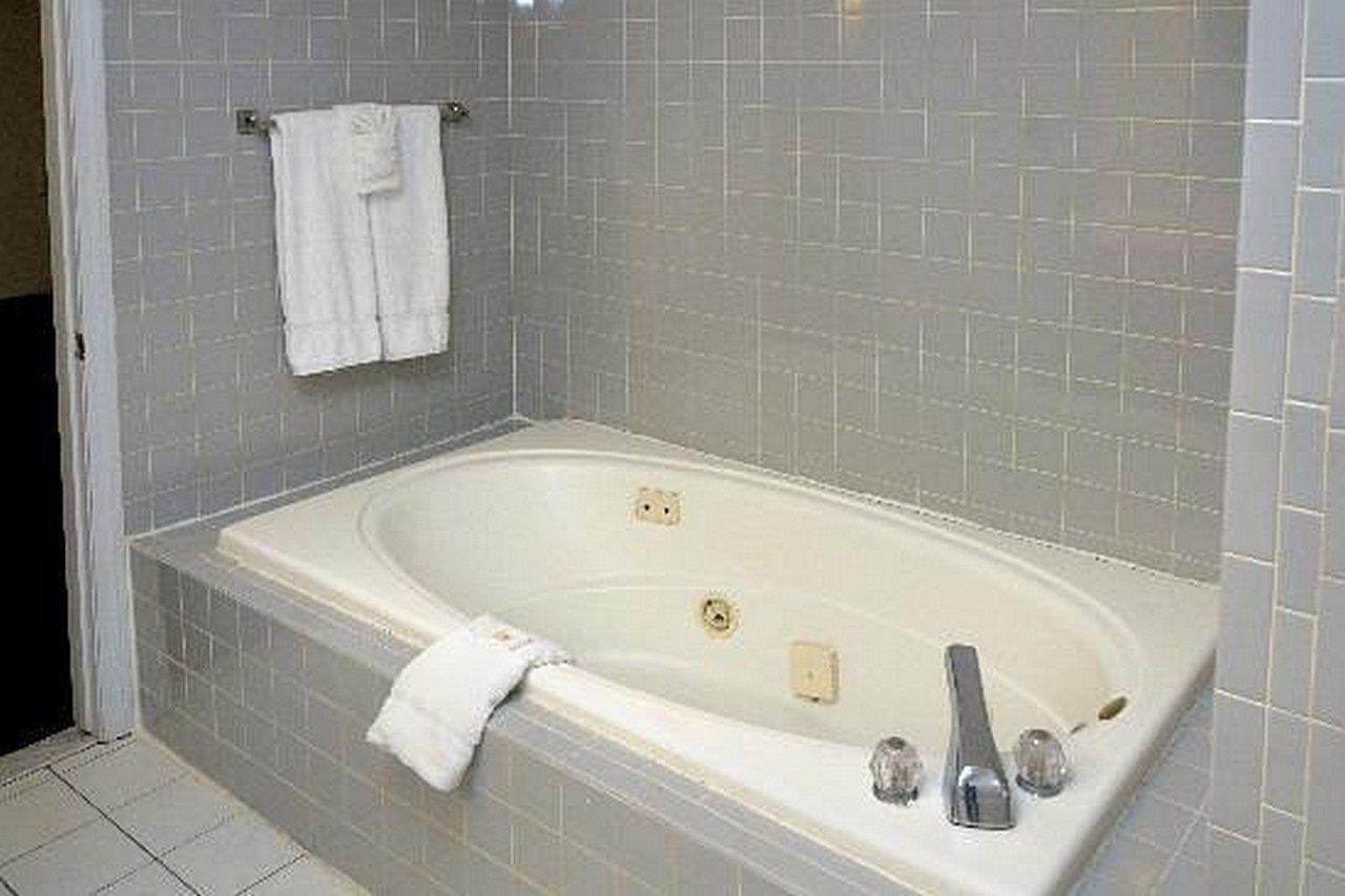 Regency Inn & Suites Вэст спрингфильд Экстерьер фото