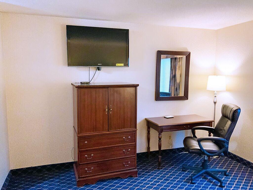 Regency Inn & Suites Вэст спрингфильд Экстерьер фото