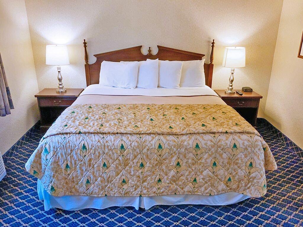 Regency Inn & Suites Вэст спрингфильд Экстерьер фото