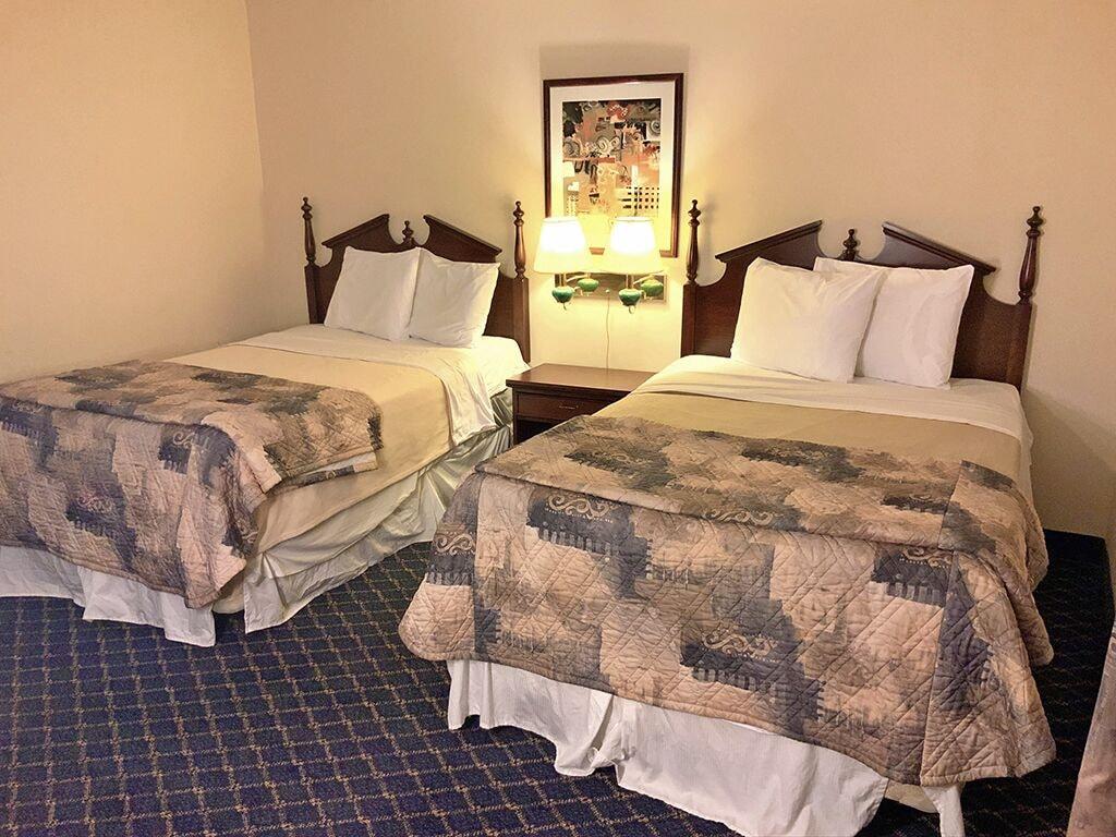 Regency Inn & Suites Вэст спрингфильд Экстерьер фото