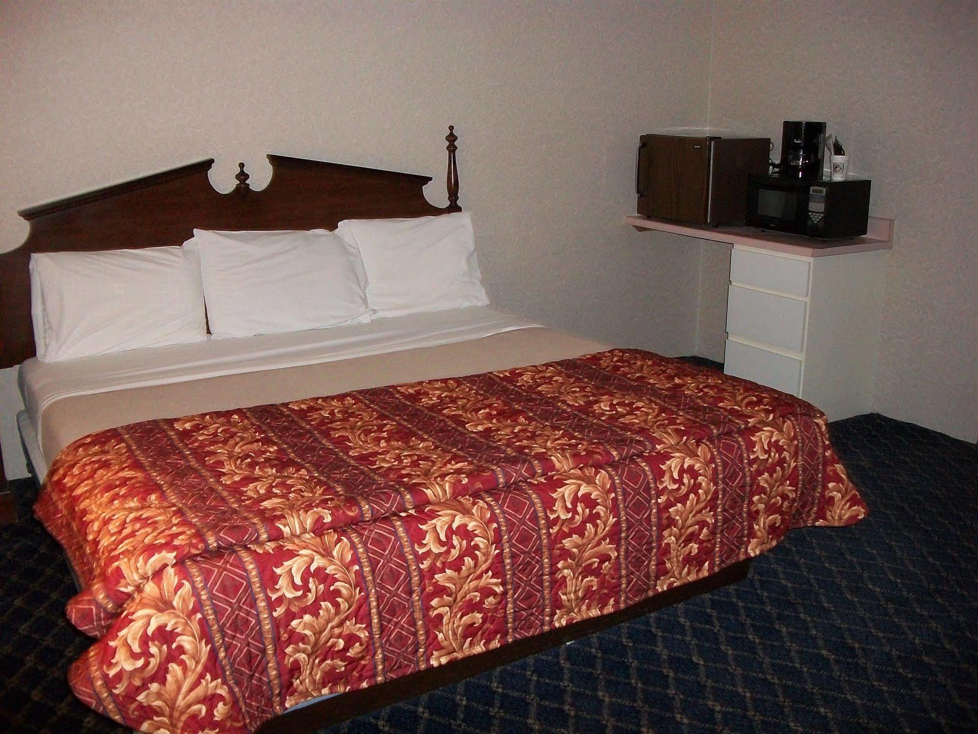 Regency Inn & Suites Вэст спрингфильд Экстерьер фото