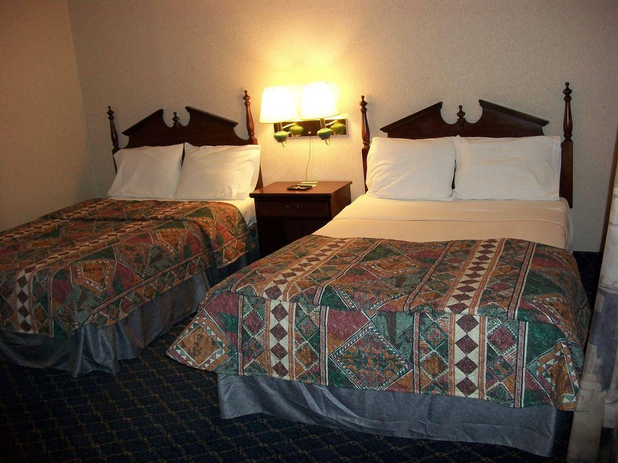 Regency Inn & Suites Вэст спрингфильд Экстерьер фото