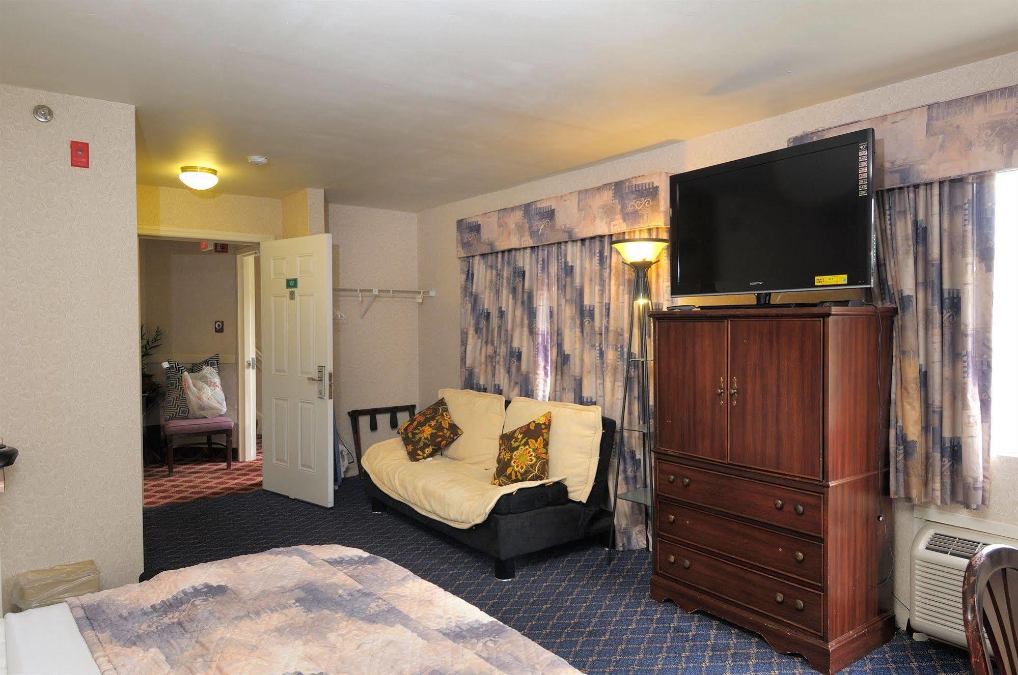 Regency Inn & Suites Вэст спрингфильд Экстерьер фото
